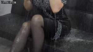 amber-gets-wet-in-the-office_14.jpg