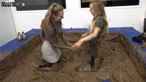 mud-wrestling-ep20-casey-and-cassie_11.j