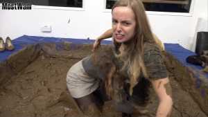 mud-wrestling-ep20-casey-and-cassie_12.j