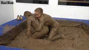 mud-wrestling-ep20-casey-and-cassie_19.j