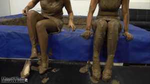 mud-wrestling-ep24-cassie-vs-rhian_23.jp